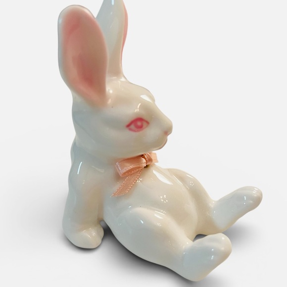Bloomingdale’s White Bone China Bunny Figurine with Pink Accents & Ribbon (NIB) - Picture 4 of 7